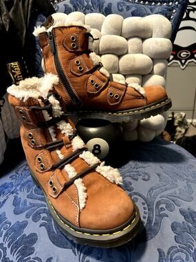 Dr. Martens 1460 Tan Lace to Toe Fur Lined Boot size 9/EU 41